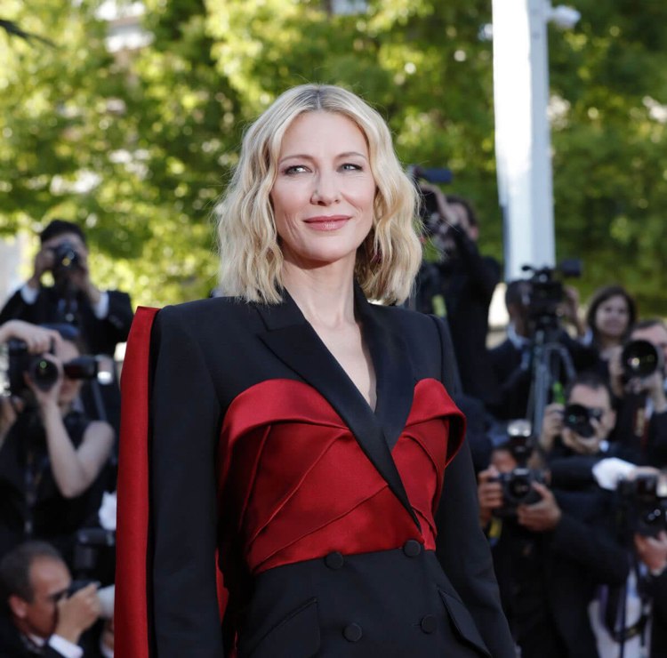 Bob Frisuren 2018 ab 50 blond mit Wellen mittelscheitel Cate Blanchett
