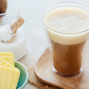 Bulletproof Kaffee mit Butter und Kokosöl im Mixer