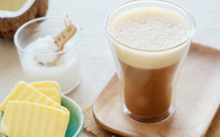 Bulletproof Kaffee mit Butter und Kokosöl im Mixer