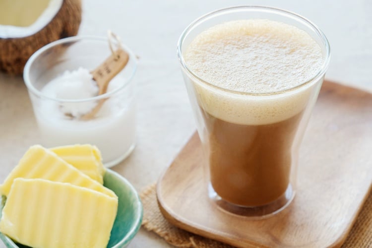 Bulletproof Kaffee mit Butter und Kokosöl im Mixer