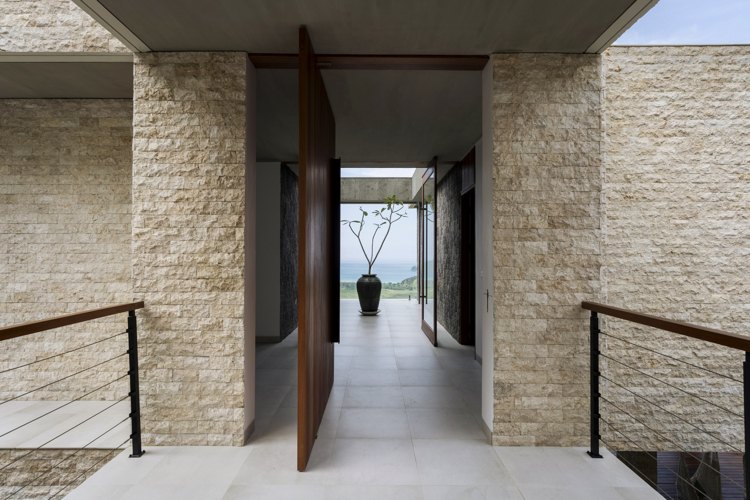 Drehtür Schwenktür Kalksteinfassade Eingang Haus