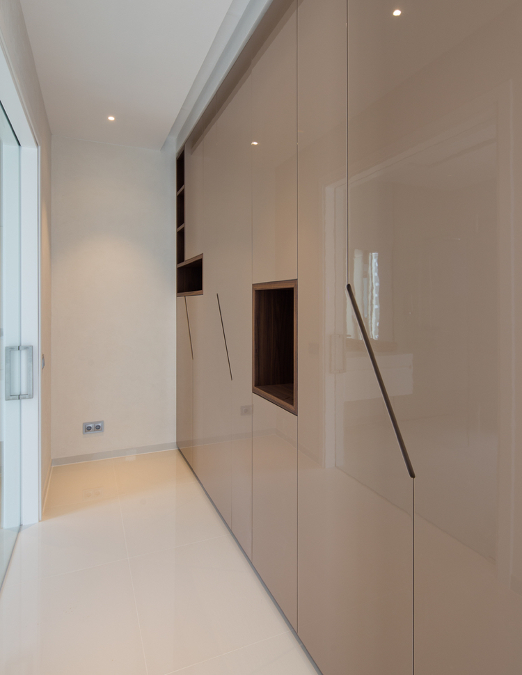 Einbauschrank Flur beige Hochglanztüren Holzeinsatz