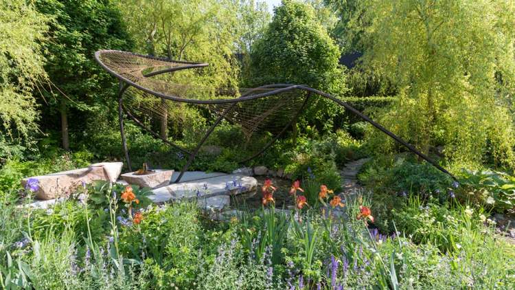 Englischer Garten Naturstein Teich Schwertlilien Metall-Skulptur
