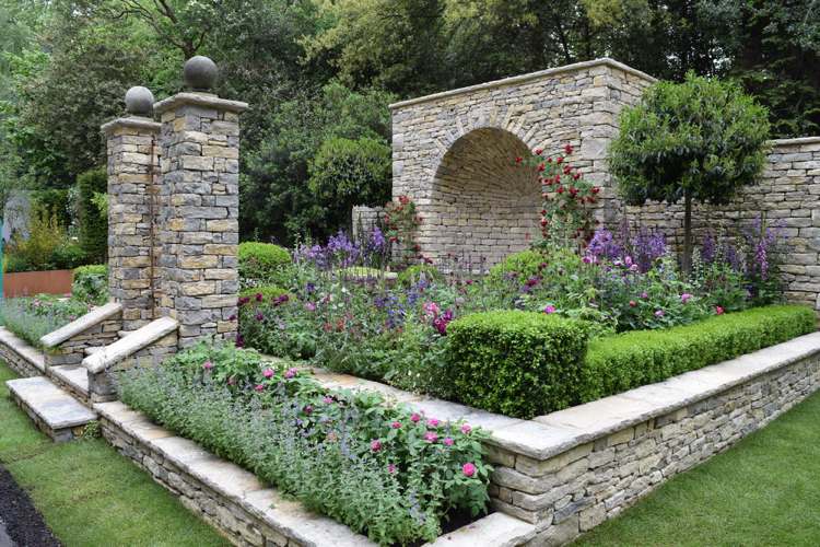 Englischer Garten formal Rosen Buchsbaumhecken Trockenmauern