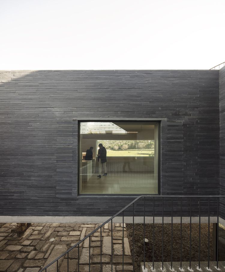 Fassade mit Schiefer Riemchen verkleiden Naturstein Boden Fenster Quadrat