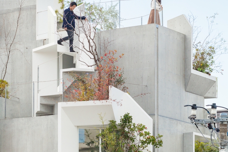 Grün in der Stadt Baumhaus aus Beton Pflanzen Bäume auf Balkonen