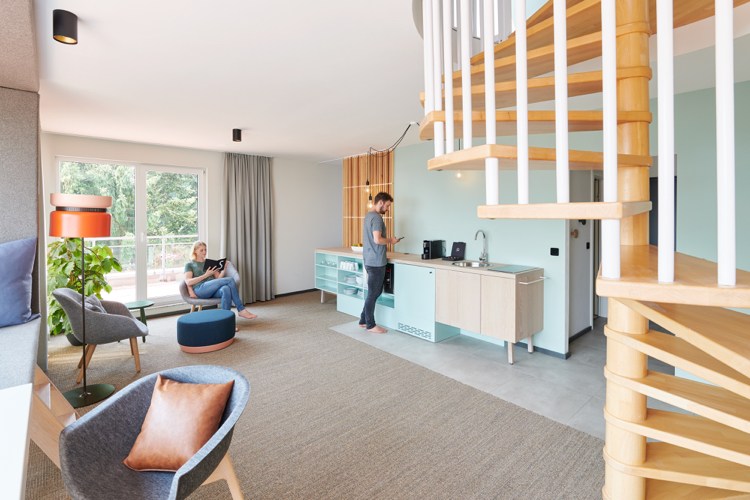 Hotel am Plöner See Suite Küchenzeile Design-Sessel Wendeltreppe