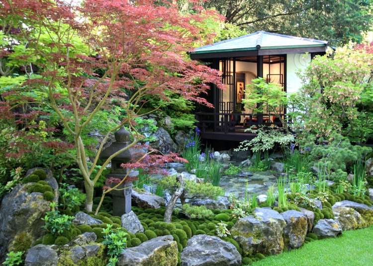 Japanische Gartengestaltung Pavillon Moos Schwertlilien Findlinge Teich