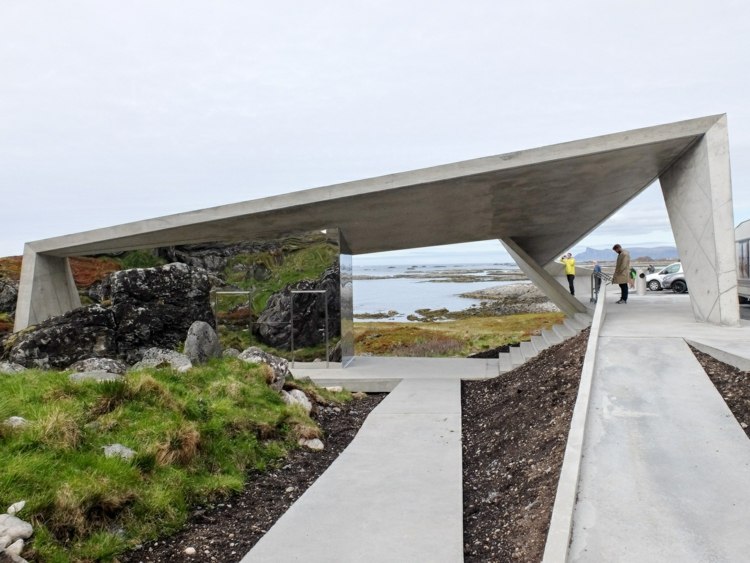 MORFEUS arkitekter spiegelglas und beton gehesteg servicegebäude natur felsen meer