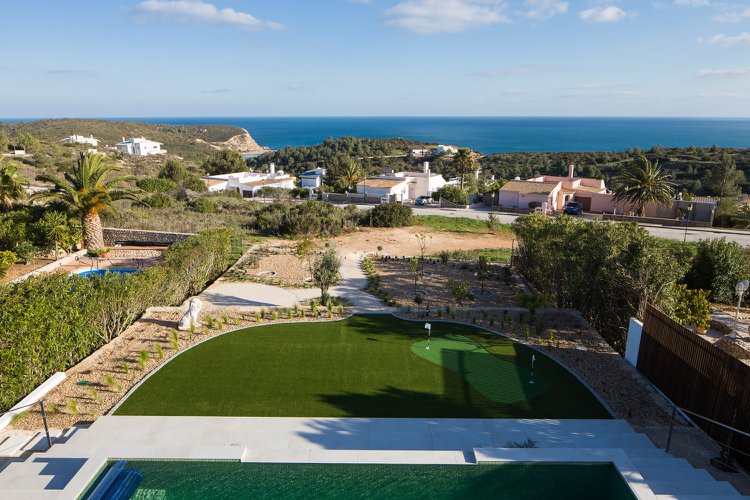 Minigolf im Haus Ziergräser Landschaftsbau