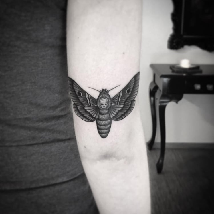 Motte mit Totenkopf Tattoo Arm Ellenbogen