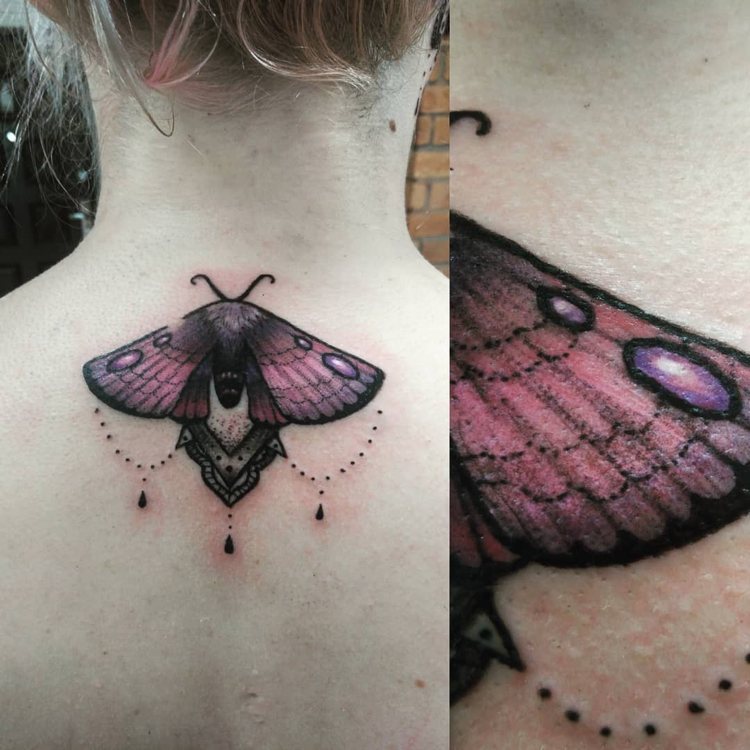 Nachtfalter Tattoo Rücken Violett Karma