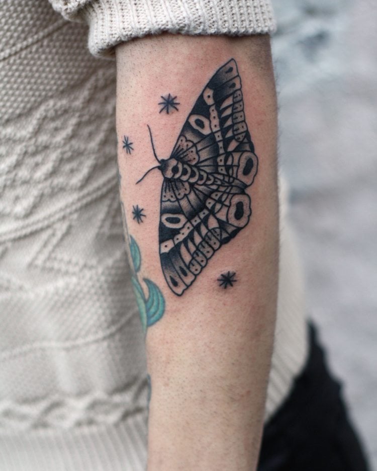 Nachtfalter tattoo Arm Ascalapha odorata Schwarze Hexe