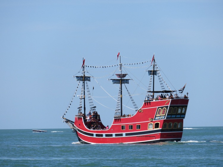 Piratenschiff rot Fahnen 16. und 17. Jahrhundert Stil