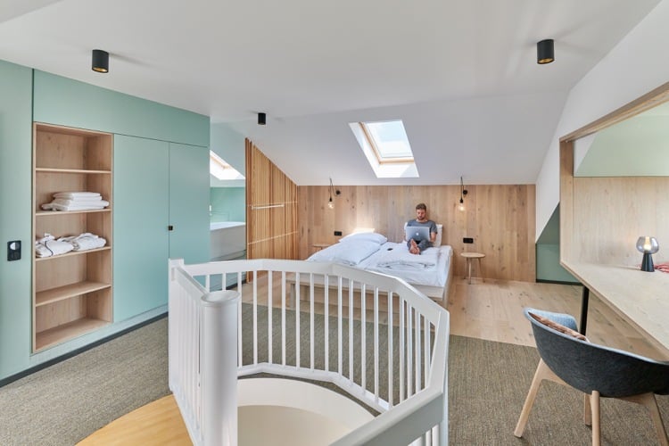 Schlafzimmer Dachschräge Helles Holz Mint Einbauschrank Wendeltreppe grauer Teppichboden