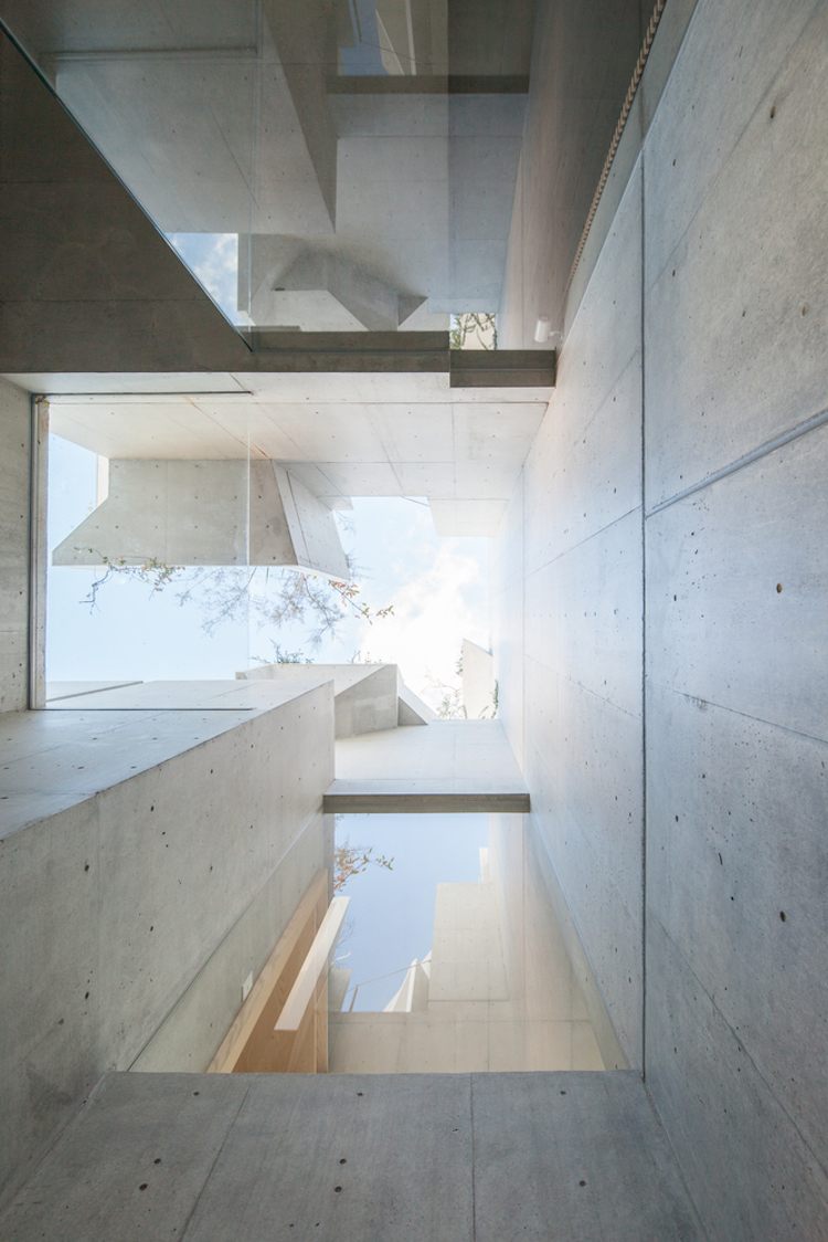 Sichtbeton Glas Wohngebäude Blick nach oben vom Treppenhaus