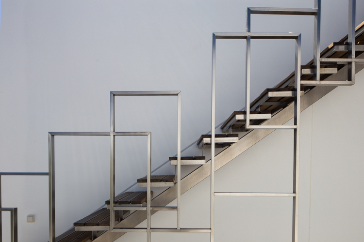 Stahltreppe WPC Stufen Geländer