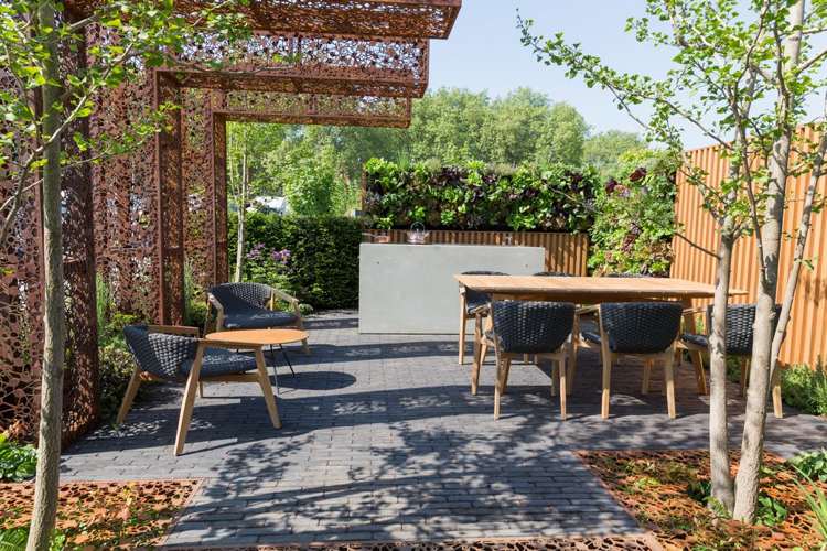 Terrasse mit Outdoor-Küche Essbereich lasergeschnittene Cortenstahl Elemente
