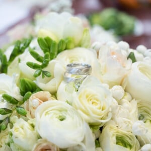 Trauringe silber matt weiße Hochzeitsblumen Rosen Ranunkeln