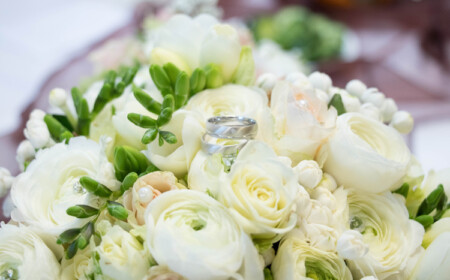 Trauringe silber matt weiße Hochzeitsblumen Rosen Ranunkeln