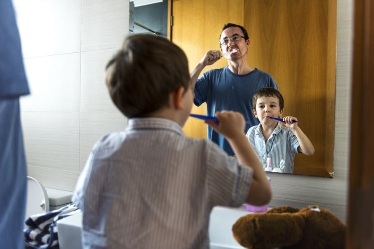 Wandspiegel quadratisch Vater Kind Zähne Putzen