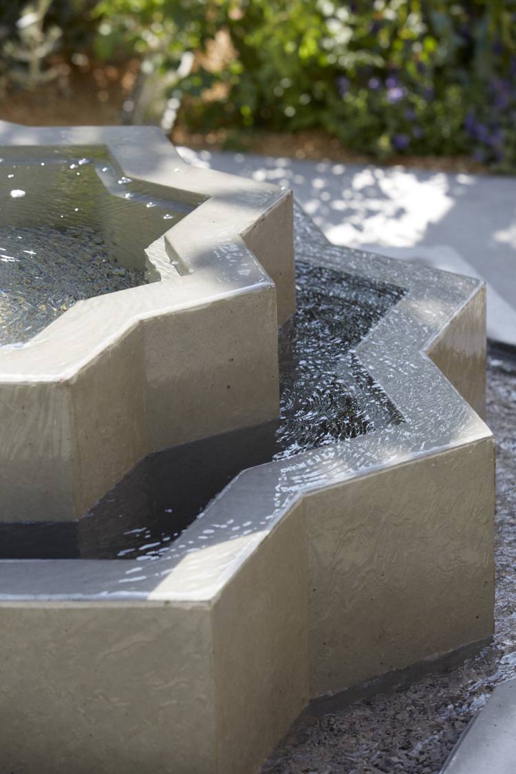 Wasserspiel Brunnen Sternform Beton dreistufig