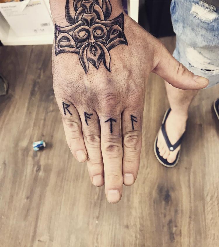Wikinger Runen Finger Tattoo Mann