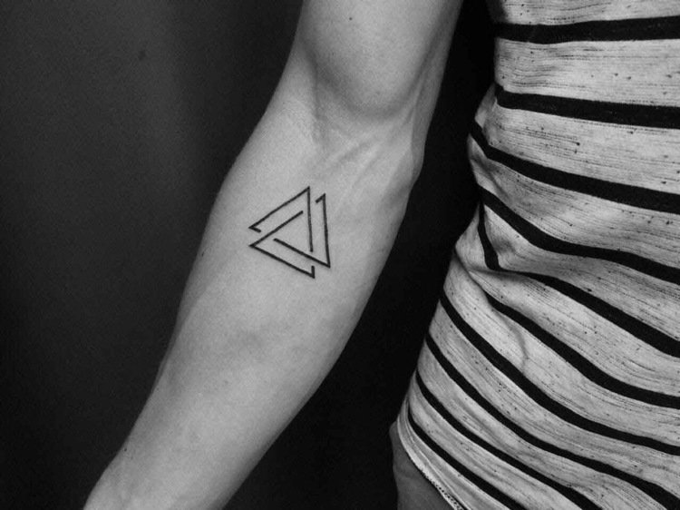 Wikinger Symbol Dreieck Valknut grafisch Unterarm Tattoo