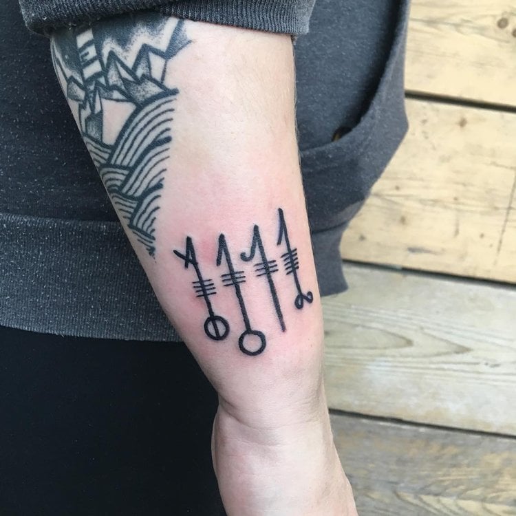 Wikinger Symbole Runen Arm Tattoo Svefnthorn