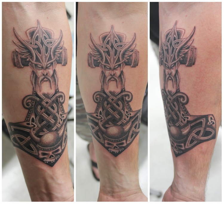 Wikinger Tattoo Stärke Thor Hammer Unterarm