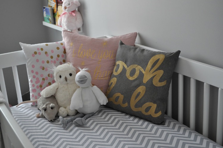 babyzimmer deko rosa grau gold kissen plüschtiere