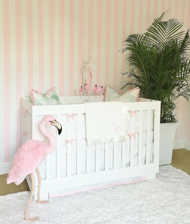 babyzimmer für mädchen einrichten flamingo deko ideen mobile figur tapete gestreift rosa weiß