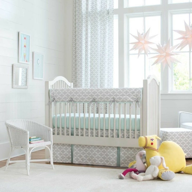 babyzimmer grau mint gelb teppich bilder plüschtiere gardinen