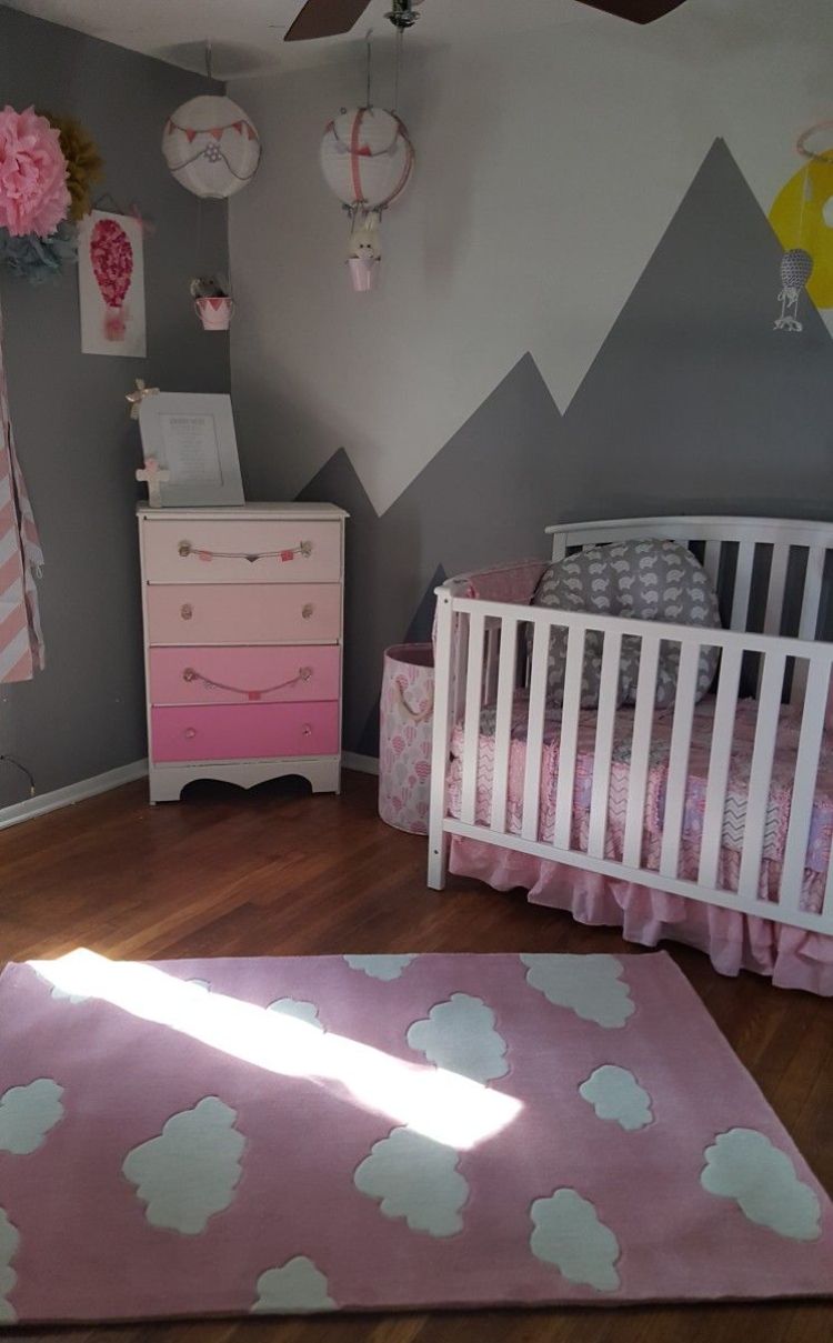 babyzimmer grau rosa einrichten wandmotiv wald berge teppich wolken