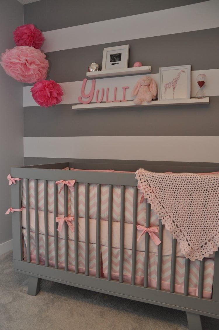 babyzimmer grau rosa wandstreifen weiß pompon deko
