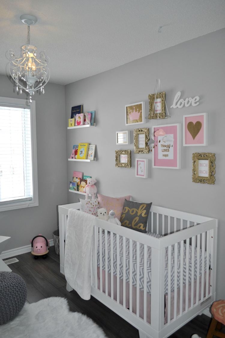 babyzimmer grau rosa weiß bilderwand goldene akzente