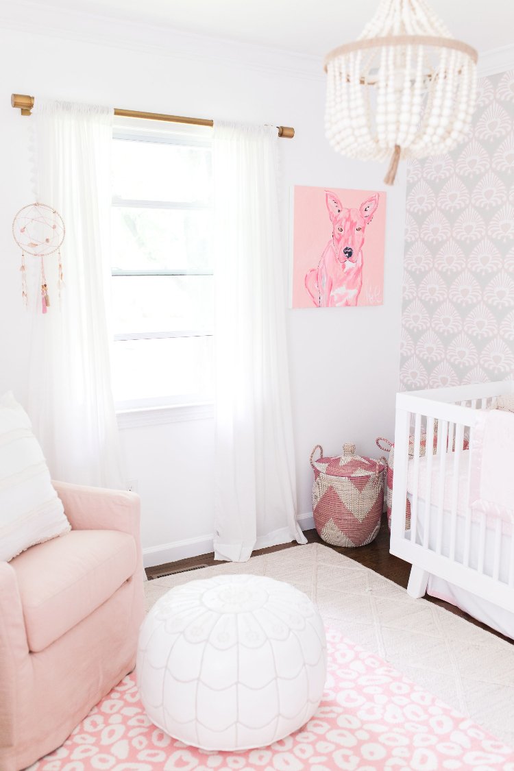 babyzimmer grau rosa weiß einrichten wandbild hund kronleuchter