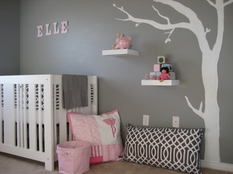 babyzimmer grau rosa weiß wandsticker baum babyname über babybett