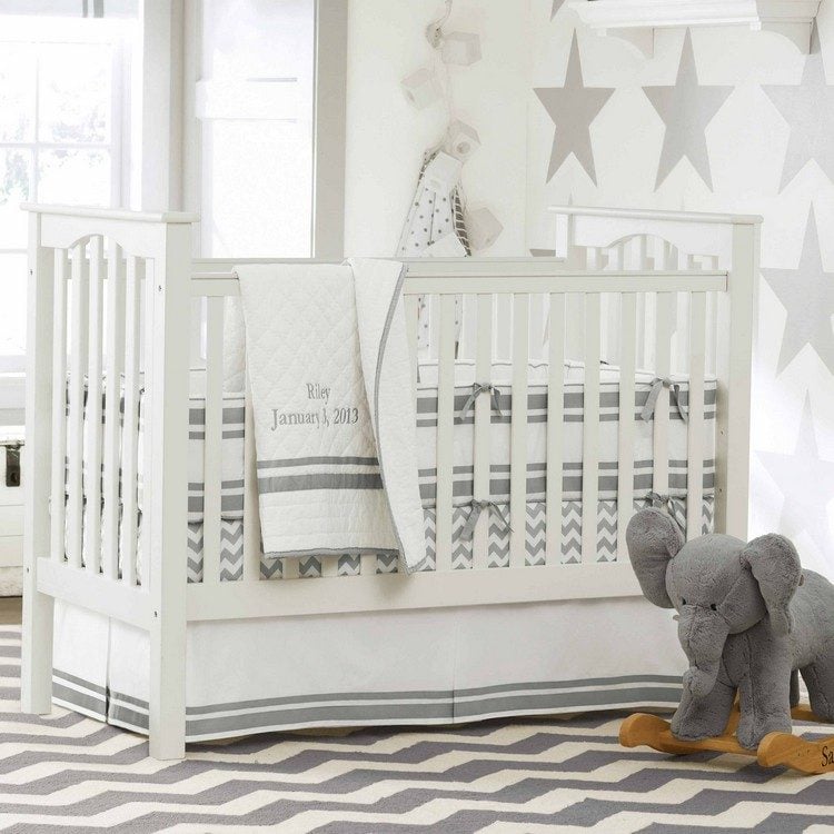babyzimmer grau weiß gestalten sterne wandtattoo chevron teppich