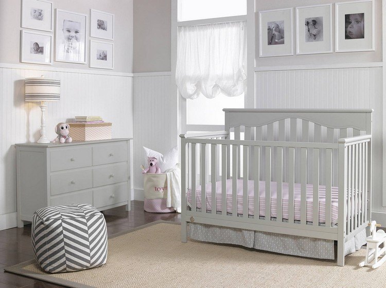 babyzimmer grau weiß holzvertäfelung babyfotos wandbilder