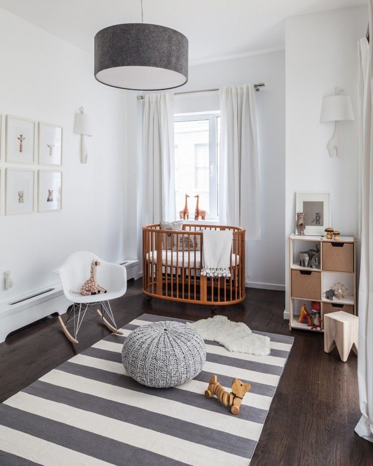 babyzimmer grau weiß teppich streifen holz babybett