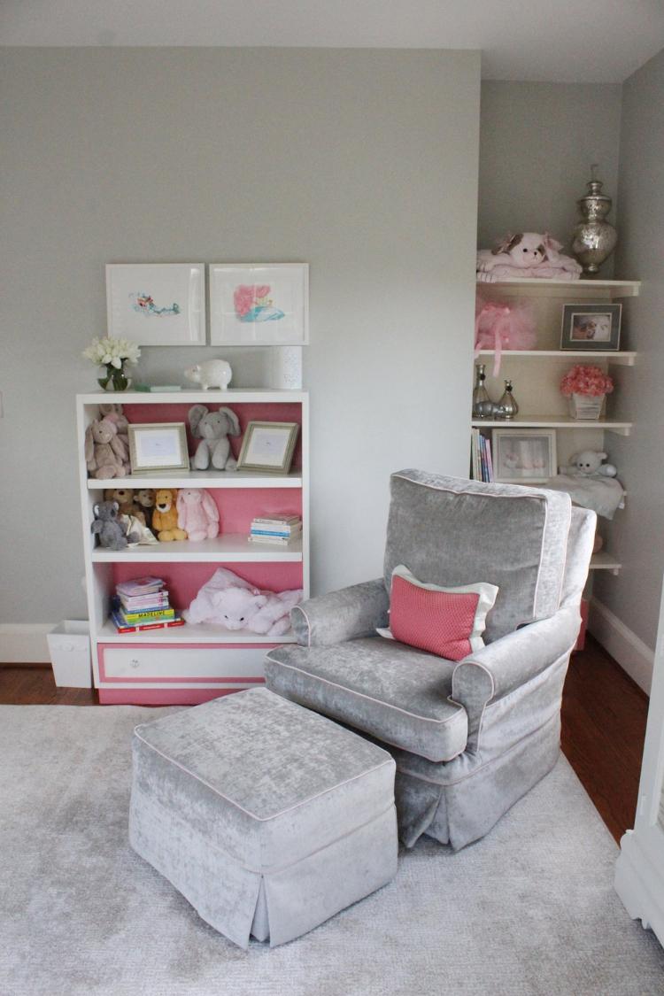 babyzimmer graue wände möbel samtsessel rosa akzente