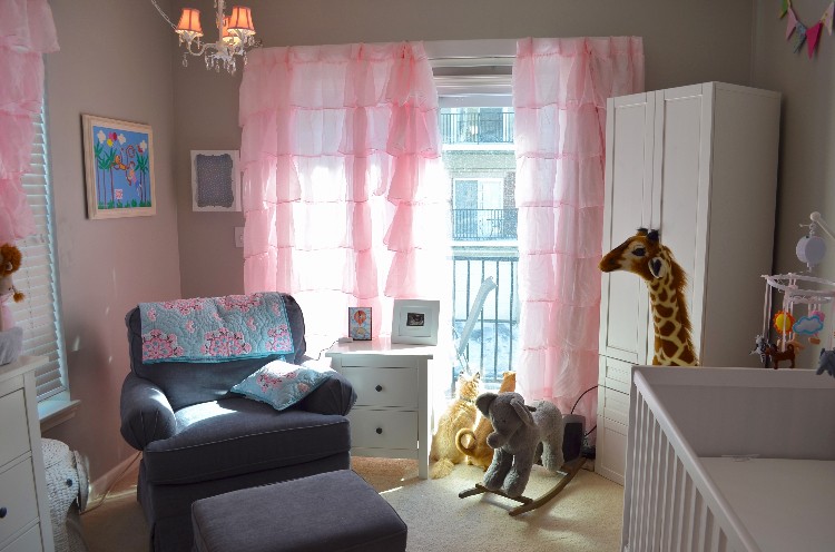 babyzimmer ideen grau rosa gardinen rüschen dunkelgrauer sessel