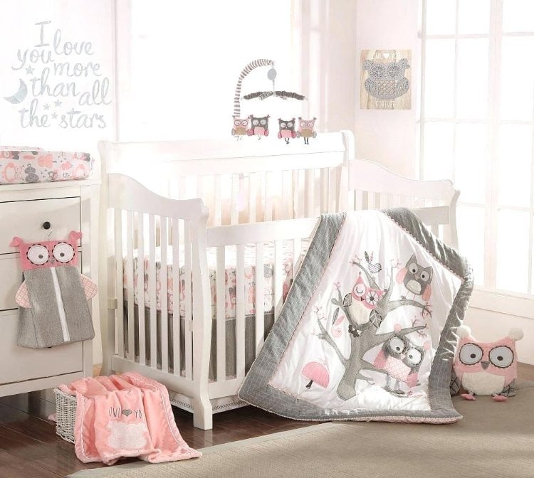 babyzimmer in grau und rosa deko eulen bettwäsche babymobile
