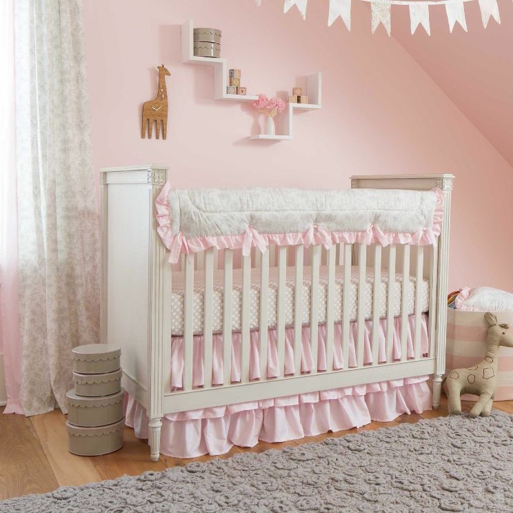 babyzimmer in grau und rosa holzboden grauer teppich rosa wände
