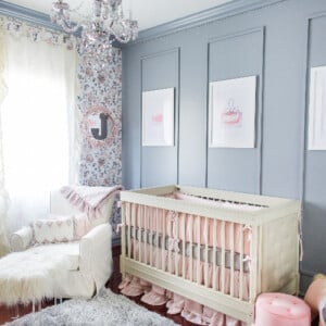 babyzimmer in grau und rosa wandvertäfelung wandbilder poster