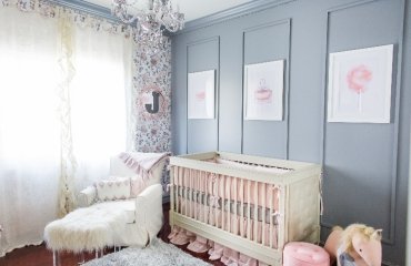 babyzimmer in grau und rosa wandvertäfelung wandbilder poster