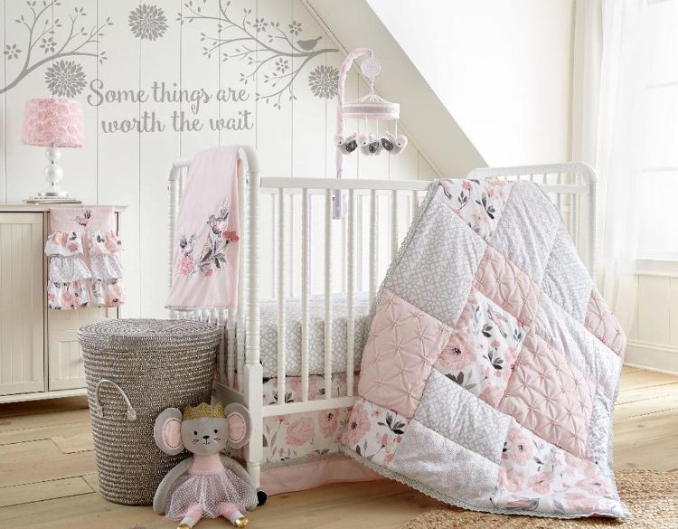 babyzimmer in grau und rosa weißes babybett wandtattoo