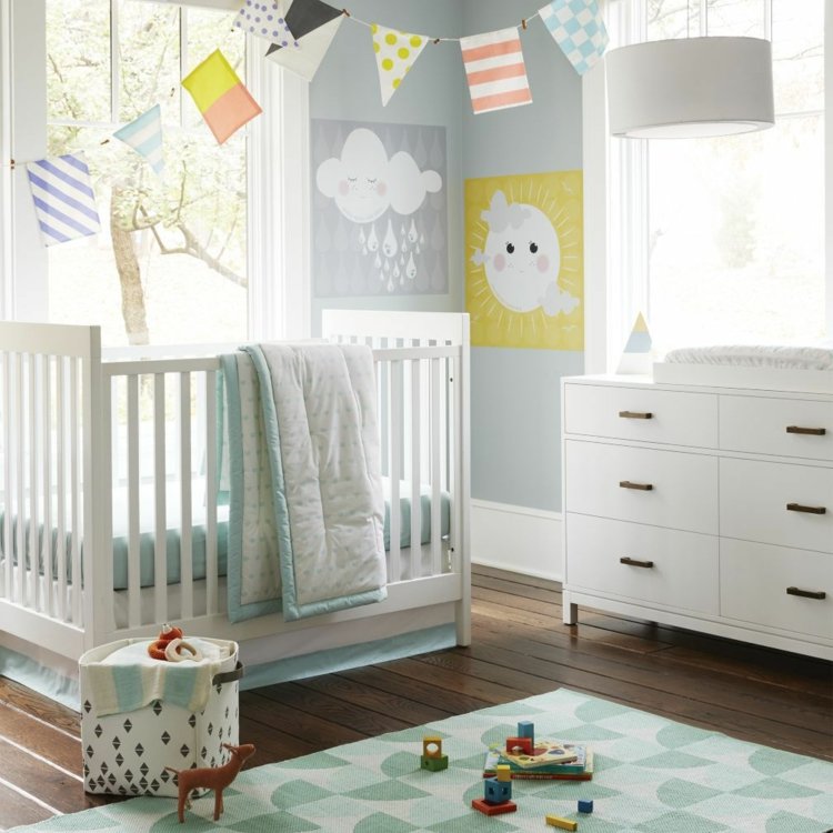 babyzimmer in mint und grau bunte dekoration wand wimpelkette teppich gemustert