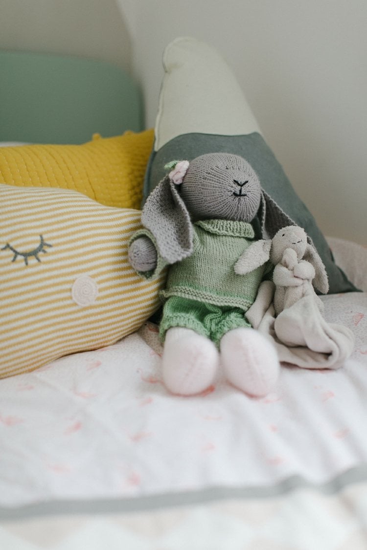 babyzimmer in mint und grau deko kissen asseccoires spielzeug